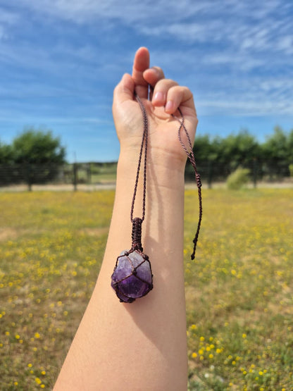 Collar de amatista en bruto macramé