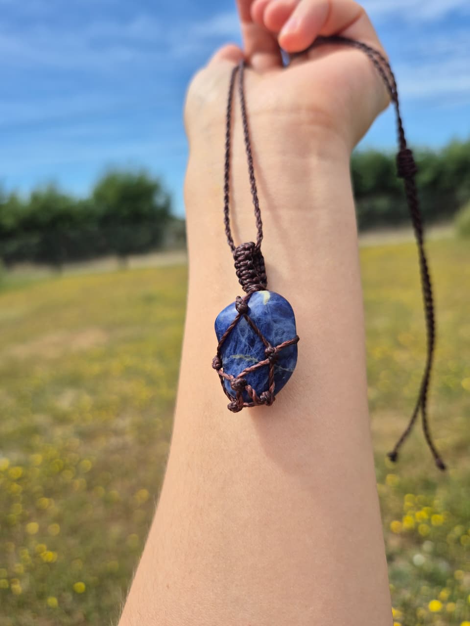 Collar de sodalita pulida macramé