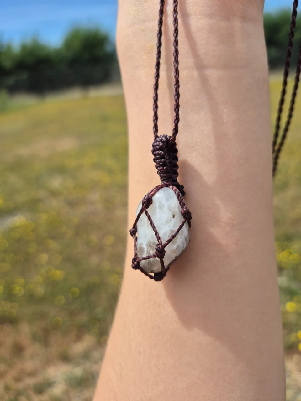 Collar de piedra luna pulida macramé