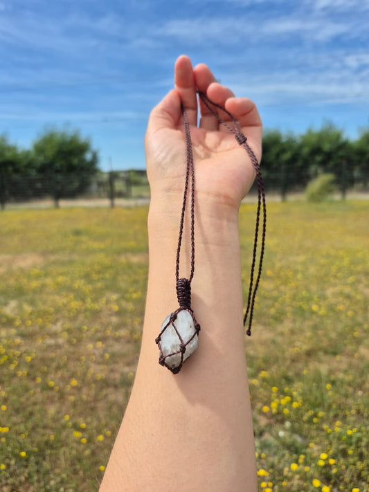 Collar de piedra luna pulida macramé