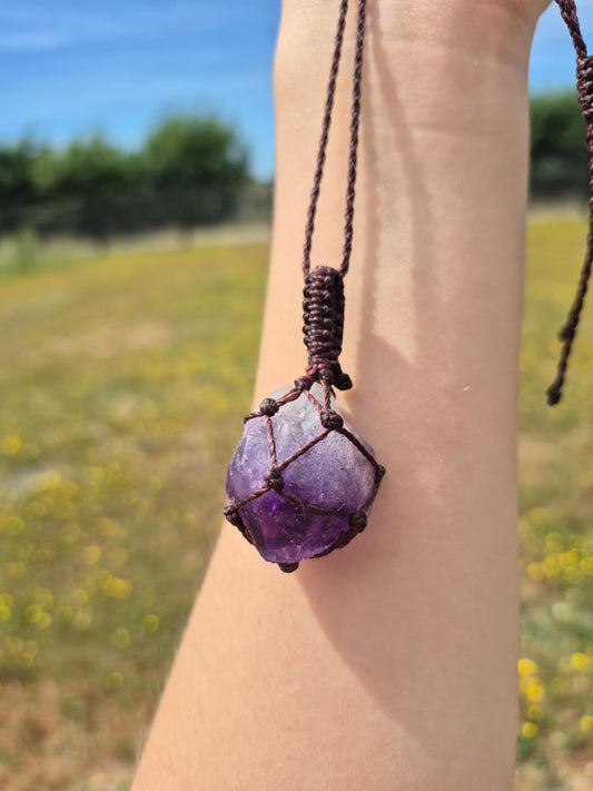 Collar de amatista en bruto macramé