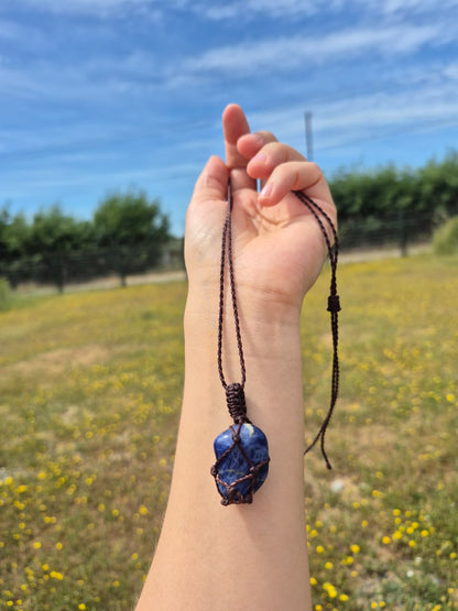 Collar de sodalita pulida macramé