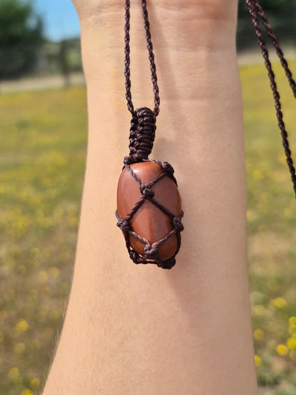 Collar de jaspe rojo macramé