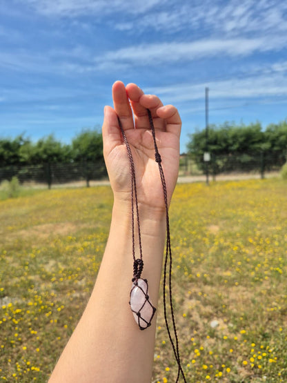 Collar de cuarzo rosa pulido macramé