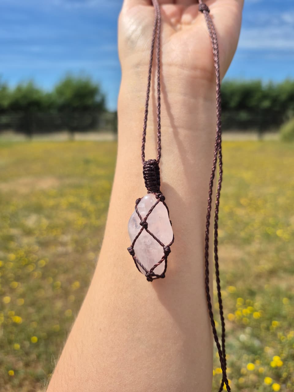 Collar de cuarzo rosa pulido macramé