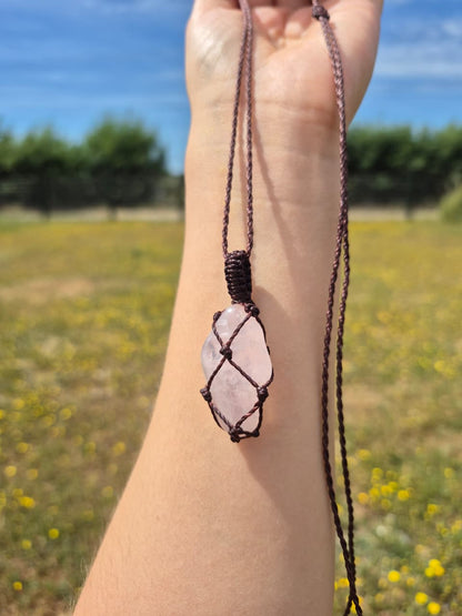 Collar de cuarzo rosa pulido macramé