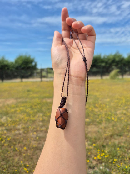 Collar de jaspe rojo macramé