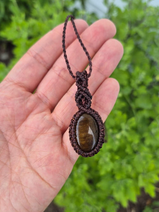 Collar de macramé cabuchón ojo de tigre regulable