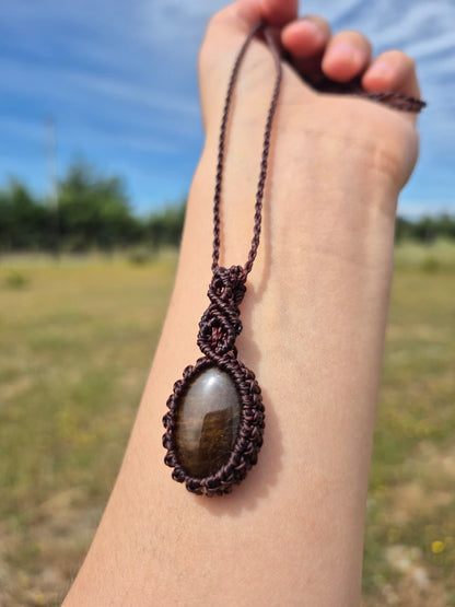 Collar de macramé cabuchón ojo de tigre regulable