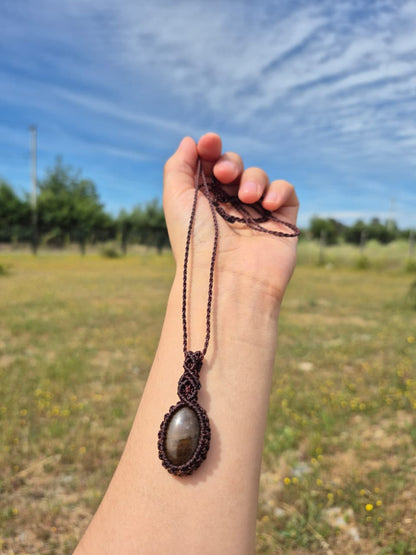 Collar de macramé cabuchón ojo de tigre regulable