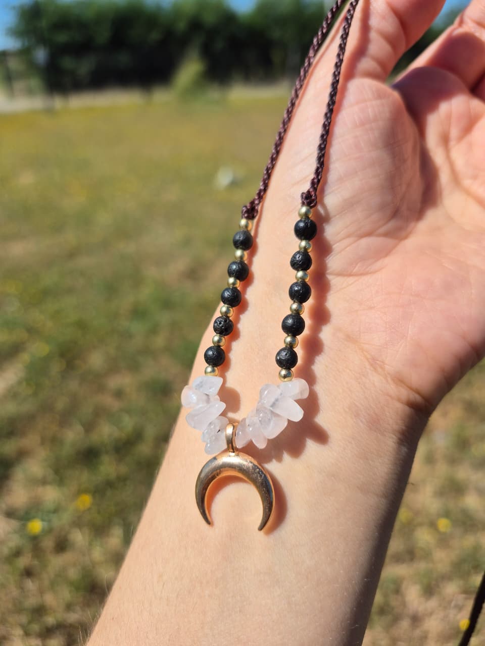 Collar macramé piedra cuarzo rosa con dije de luna