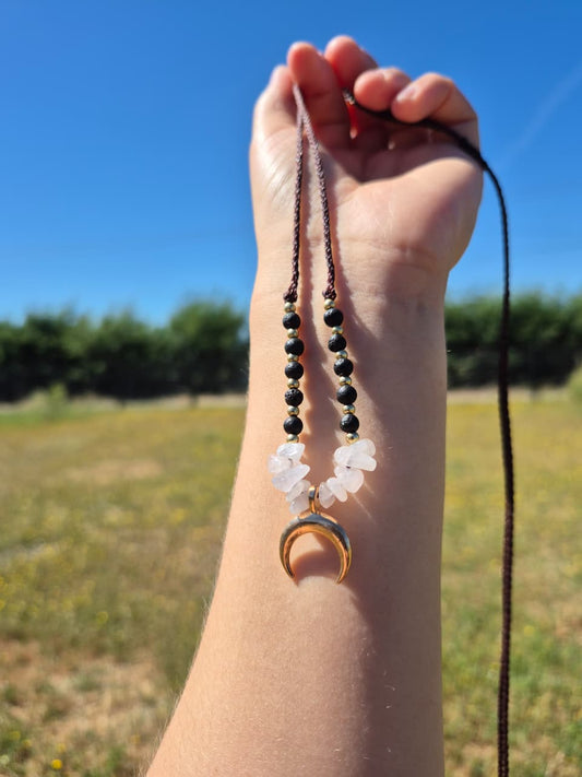 Collar macramé piedra cuarzo rosa con dije de luna