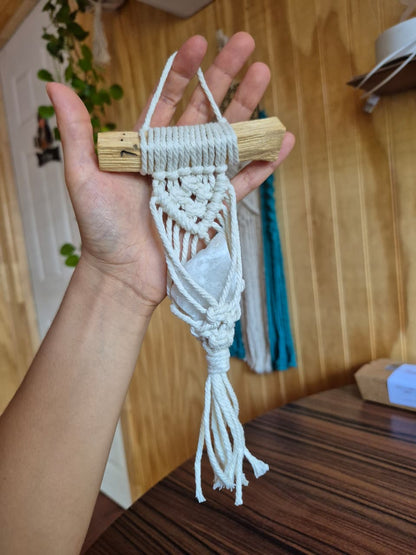 Amuleto de pared de palo santo tejido en macramé con cuarzo a elección