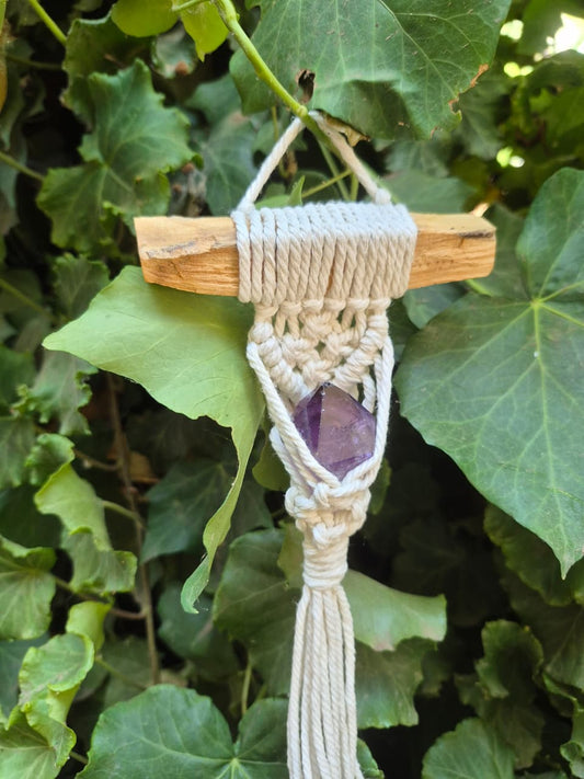 Amuleto de pared de palo santo tejido en macramé con cuarzo a elección
