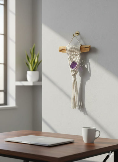 Amuleto de pared de palo santo tejido en macramé con cuarzo a elección