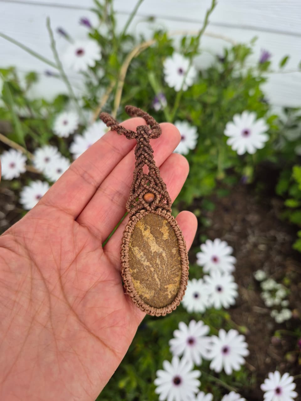 Collar macramé con piedra caliza fósil