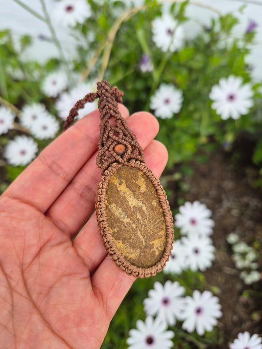 Collar macramé con piedra caliza fósil