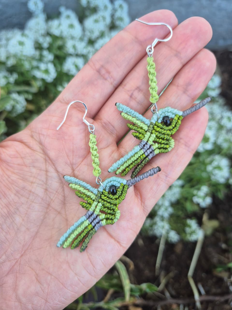 Aritos de macramé colibrí colores ganchos de plata 925