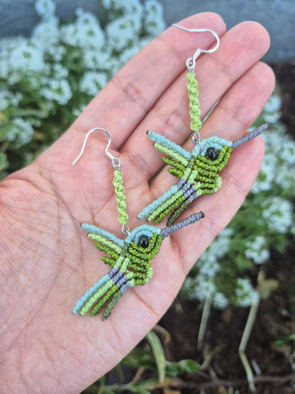 Aritos de macramé colibrí colores ganchos de plata 925