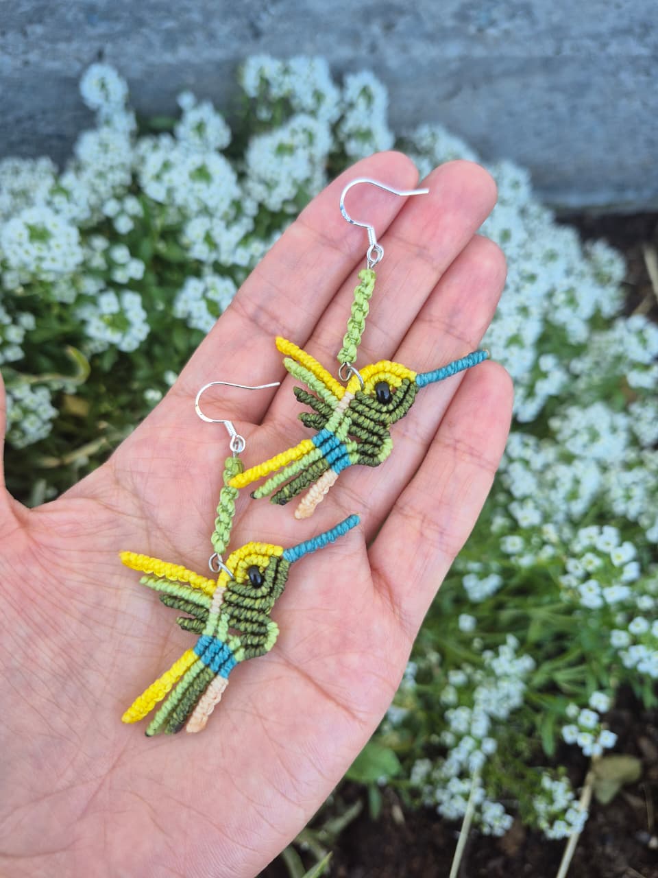 Aritos de macramé colibrí colores ganchos de plata 925