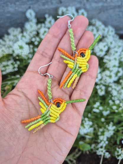 Aritos de macramé colibrí colores ganchos de plata 925