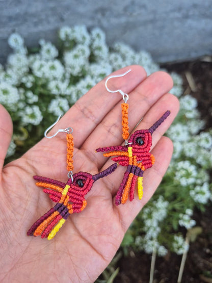 Aritos de macramé colibrí colores ganchos de plata 925