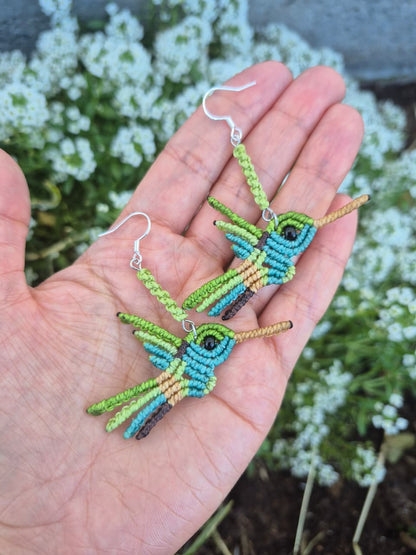 Aritos de macramé colibrí colores ganchos de plata 925