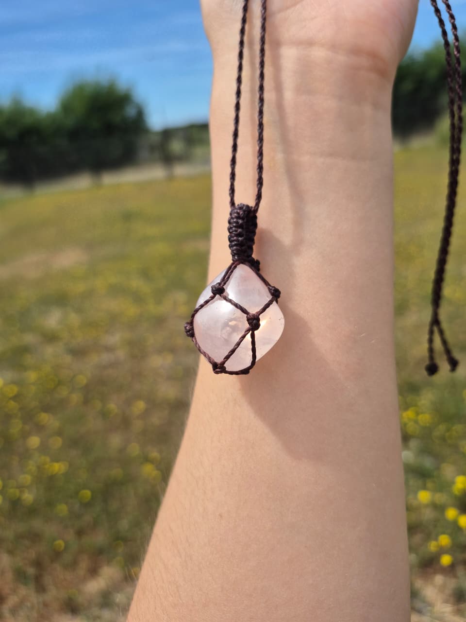 Collar de cuarzo rosa pulido macramé