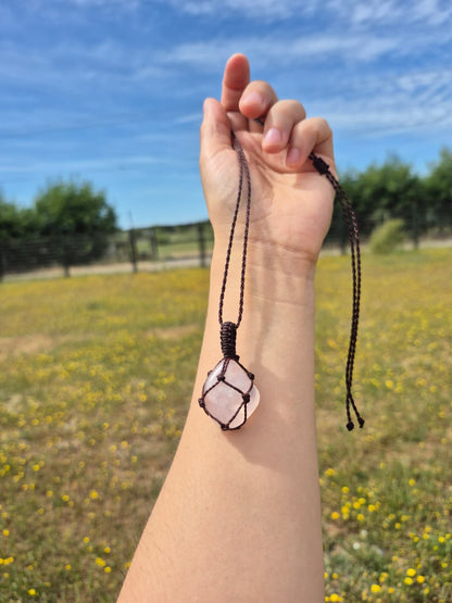 Collar de cuarzo rosa pulido macramé