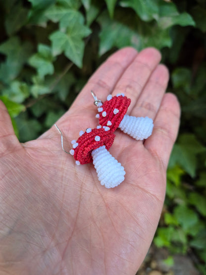 Aritos de hongos macramé con ganchos de plata