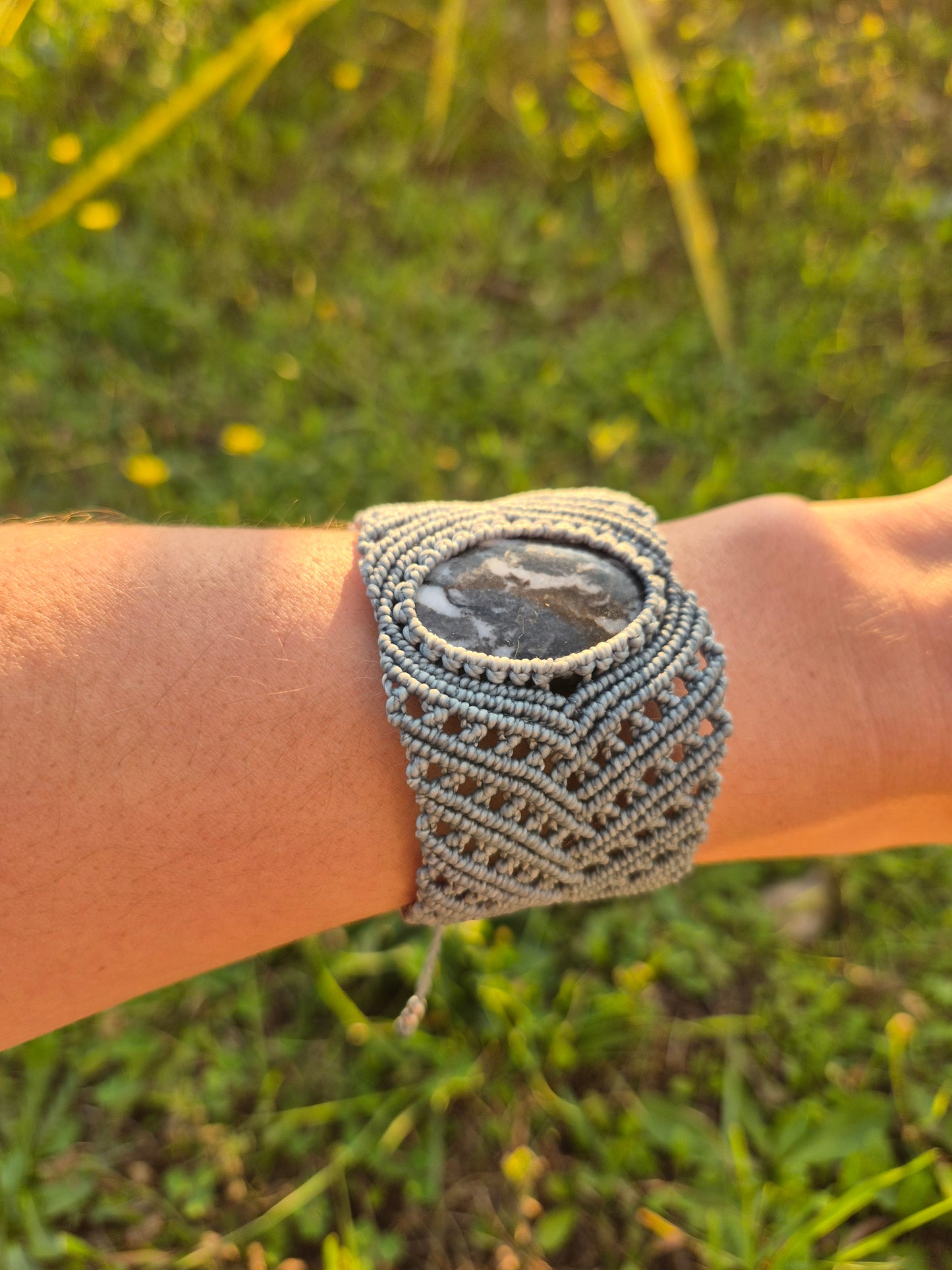 Brazalete pulsera macramé piedra jaspe cebra tamaño grande