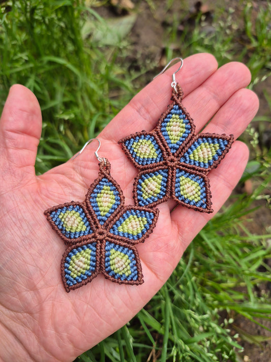 Aritos de flor medianos macramé