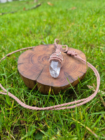 Collar de macramé con cuarzo maestro