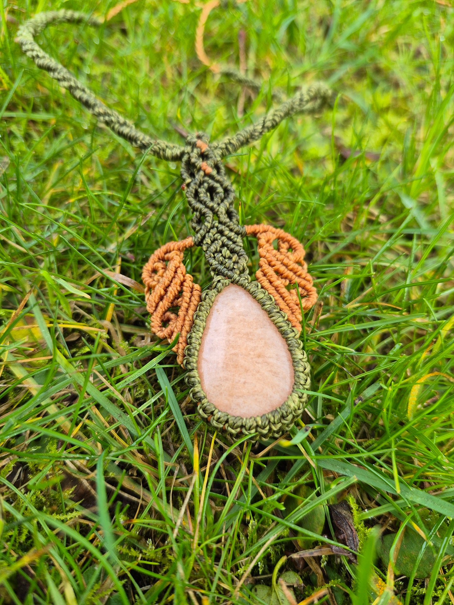 Collar de macramé con piedra amazonita durazno
