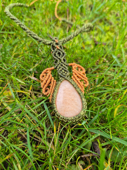 Collar de macramé con piedra amazonita durazno