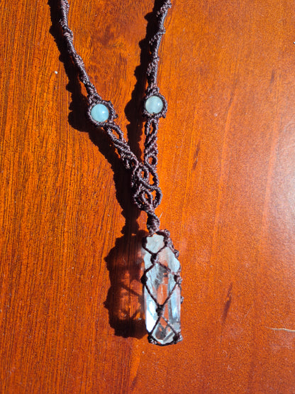 Collar cuarzo cristal y amazonita tejido en macramé