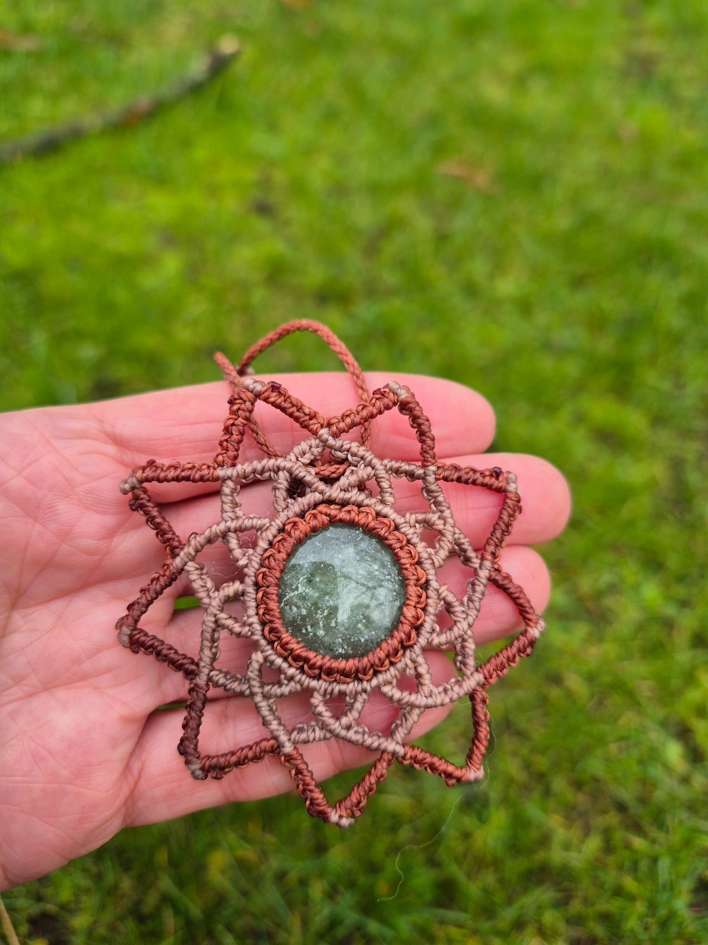 Collar macramé diseño mandala piedra aventurina verde