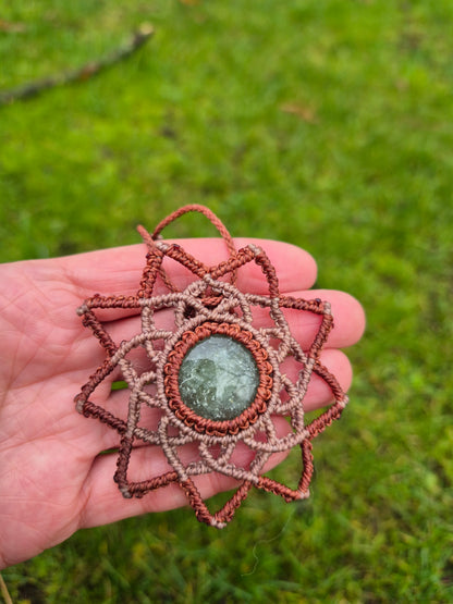 Collar macramé diseño mandala piedra aventurina verde