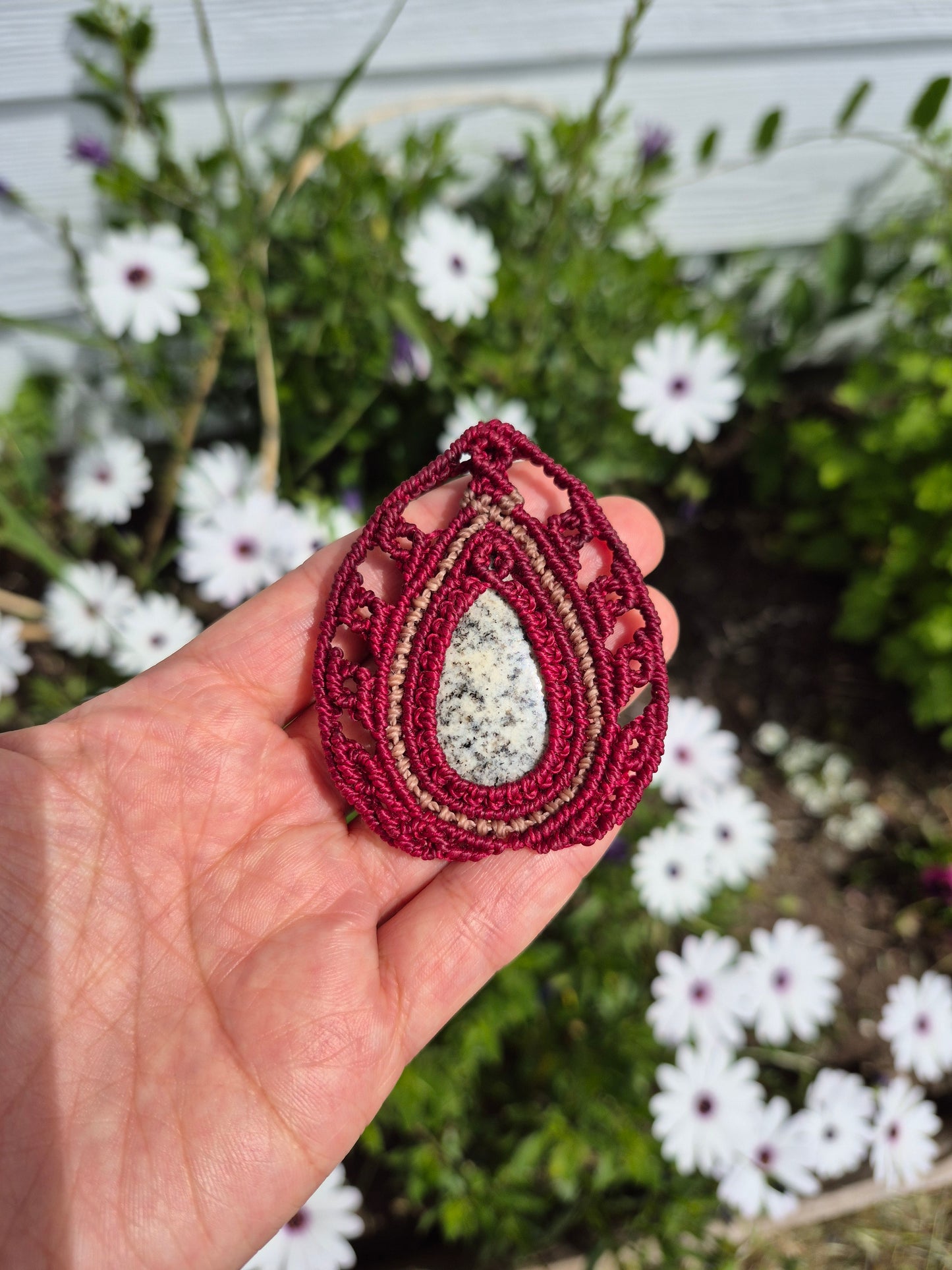 Collar de macramé rojo con piedra k2