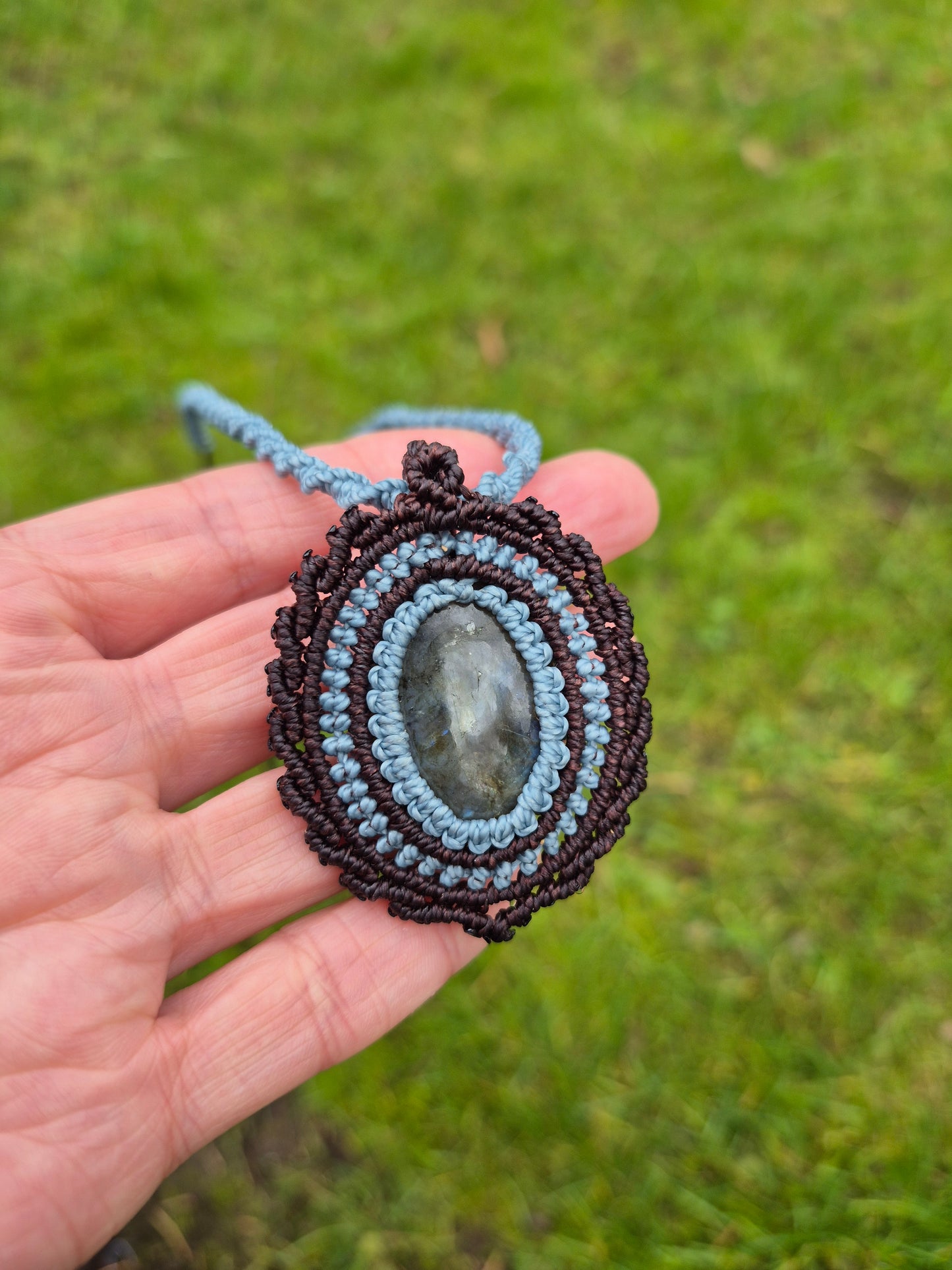 Collar medallón macramé piedra Labradorita azul