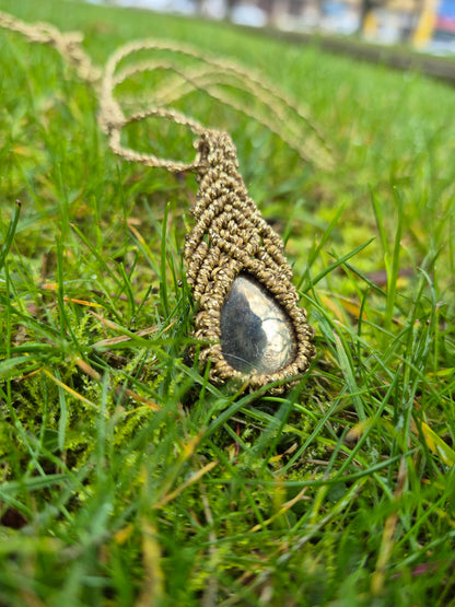 Collar de macramé con piedra pirita