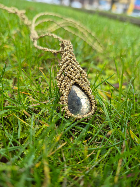Collar de macramé con piedra pirita