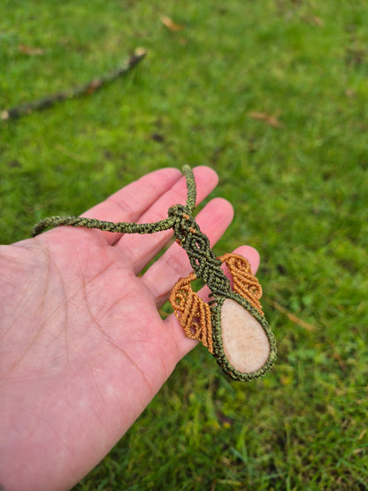 Collar de macramé con piedra amazonita durazno
