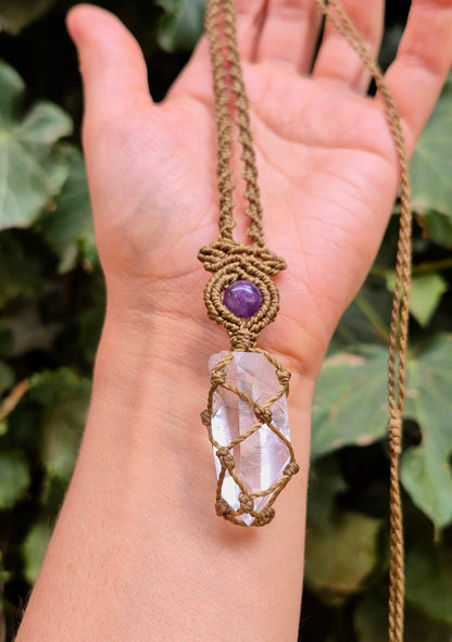 Collar de cuarzo cristal y amatista tejido en macrame