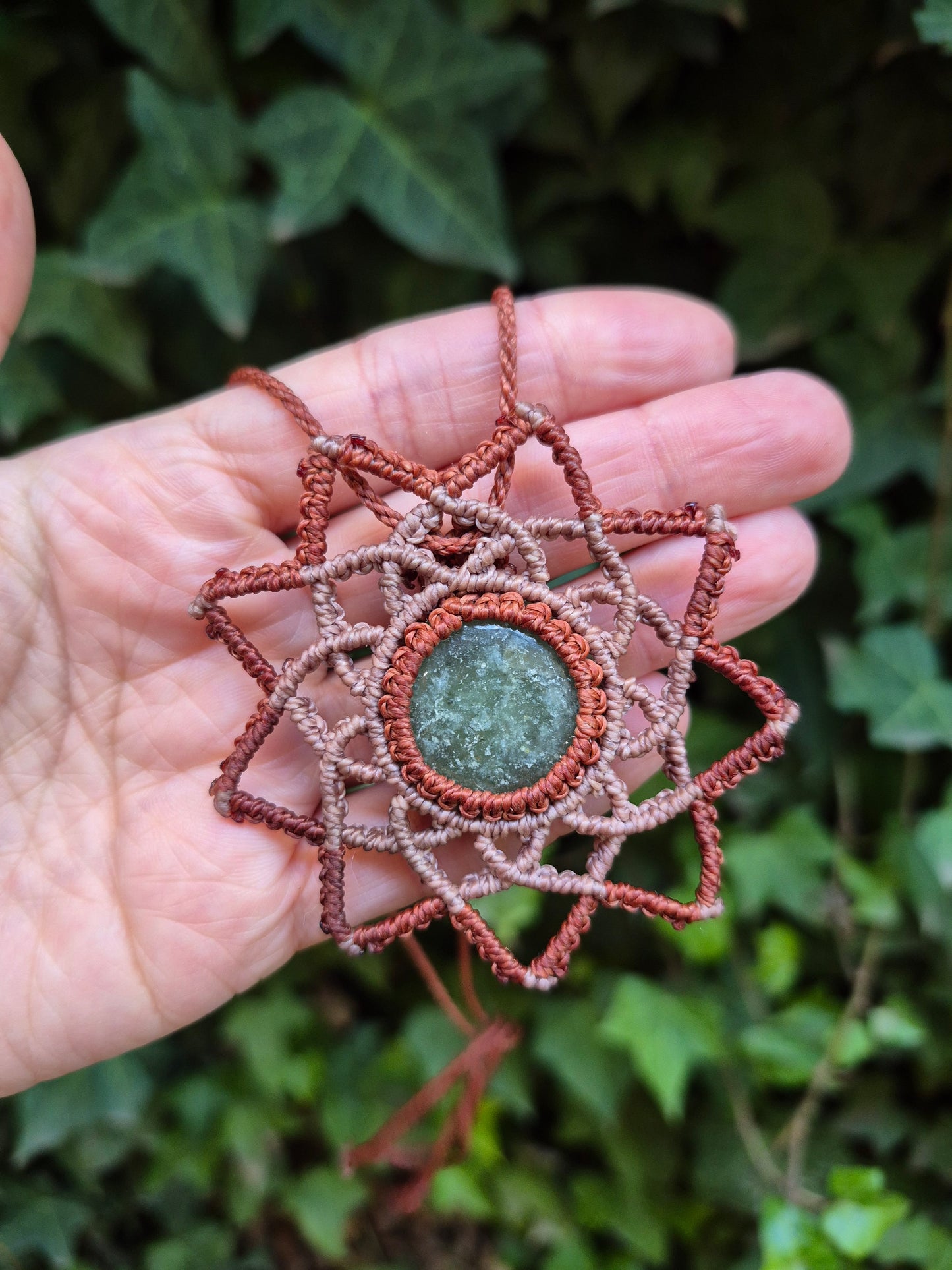 Collar macramé diseño mandala piedra aventurina verde