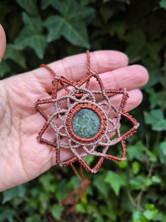 Collar macramé diseño mandala piedra aventurina verde