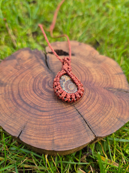 Collar de macramé con fósil Amonite
