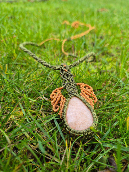 Collar de macramé con piedra amazonita durazno