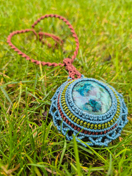 Collar medallón de macramé con piedra crisocola