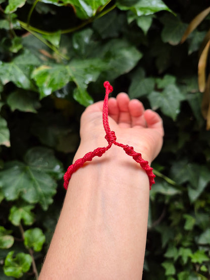 Pulsera roja macramé piedra turmalina negra protección